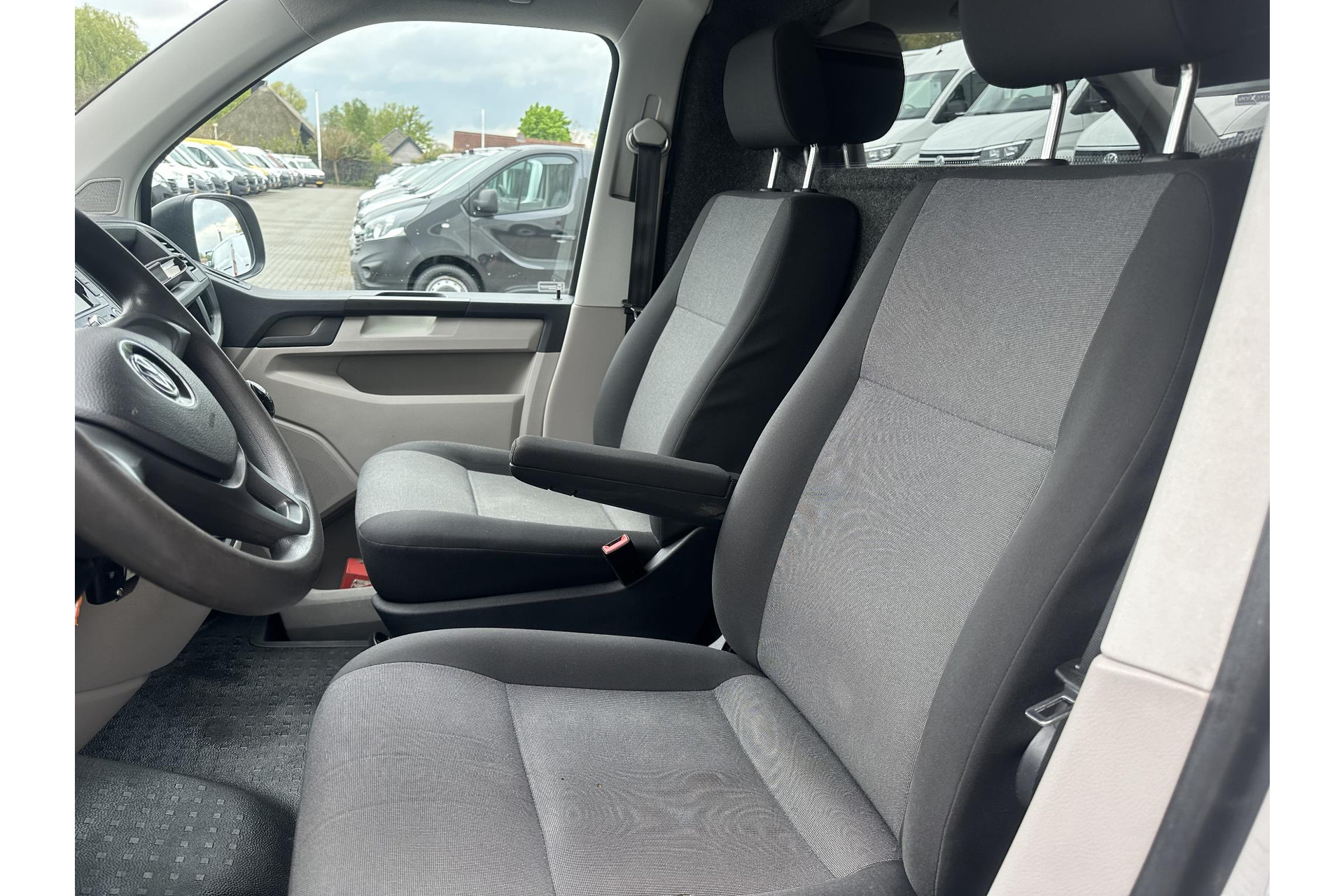 Volkswagen Transporter 2.0 TDI L2H1*AIRCO*NAVI*BLUETOOTH*HAAK*BETIMMERING